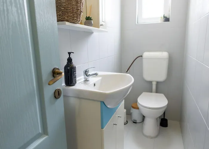 Designer With Views - Prime Location Apartment *